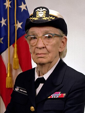 Grace Hopper en uniforme naval
