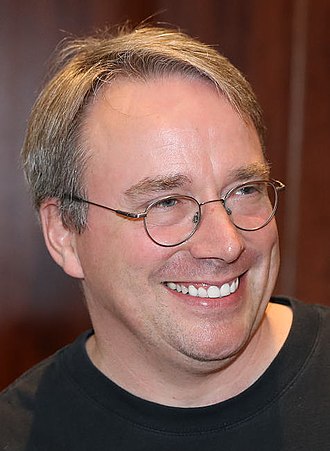 Linus Torvalds hablando en el escenario