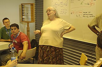 Mary Poppendieck facilitando un taller de mapeo de flujo de valor