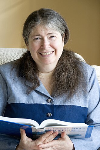 Radia Perlman presentando en el escenario