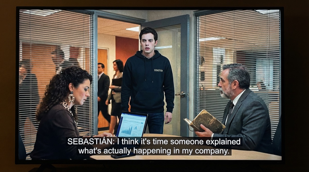 Sebastián de pie en la puerta del Laboratorio de Innovación, su rostro pálido por el shock. Isabella y Stefan lo miran sorprendidos, la pantalla con la evidencia aún visible detrás de ellos.