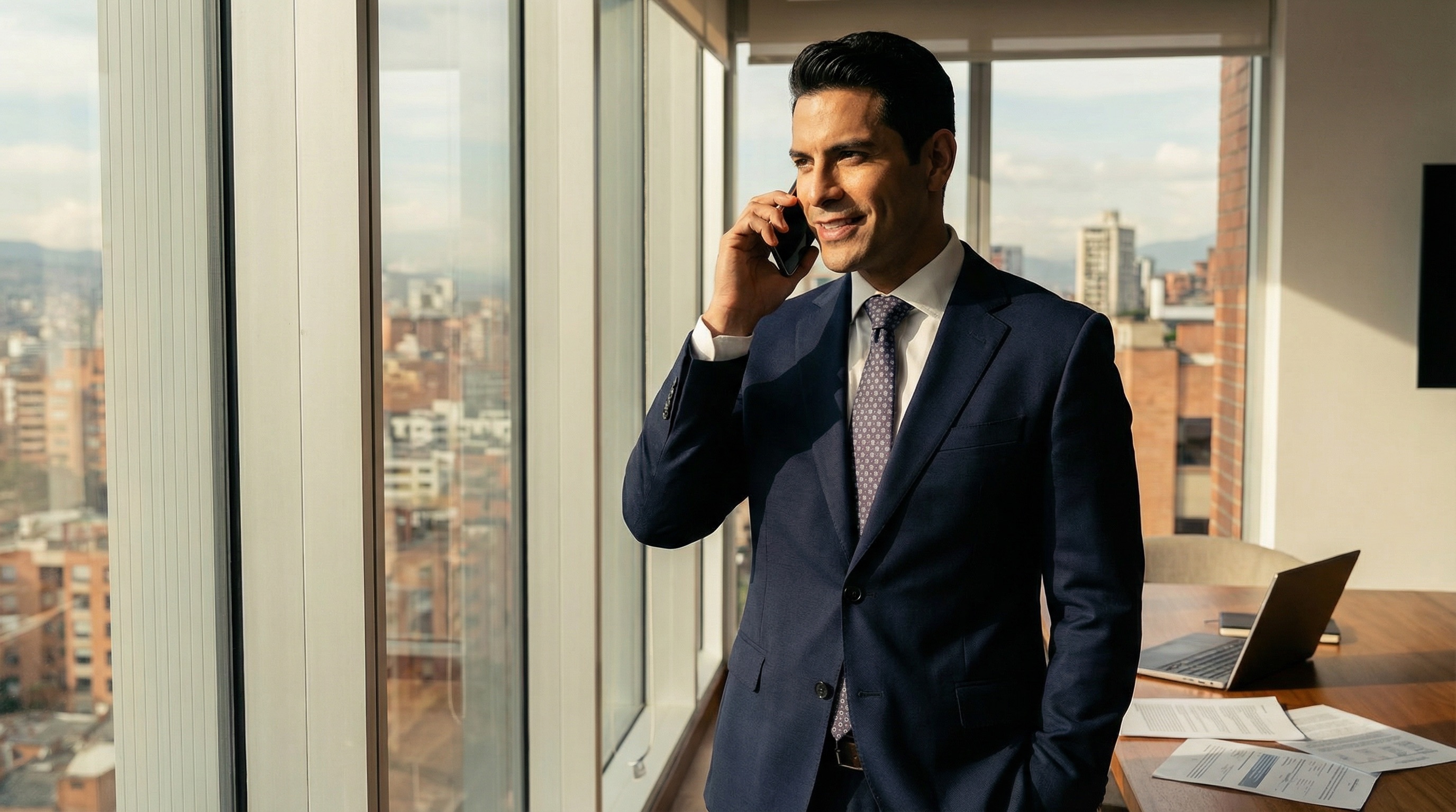Alejo en su apartamento, teléfono al oído, observando la ciudad a través de ventanas de piso a techo. Su exilio no ha disminuido su ambición. Si acaso, la ha afilado.